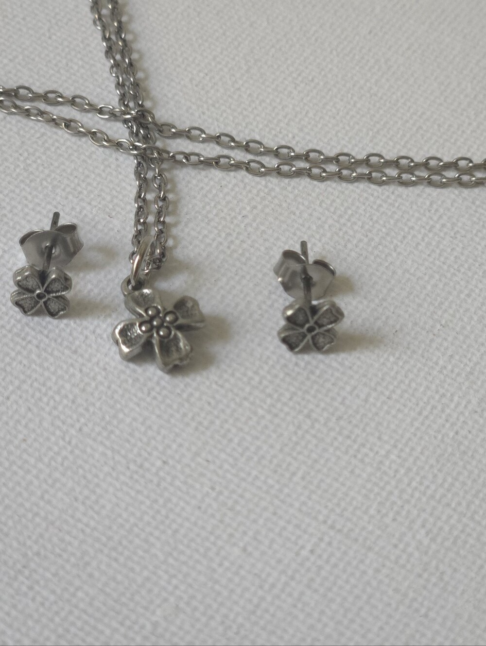 Vintage Style Silver Tone Flower Jewelry Set Four Petal Floral Pendant Necklace